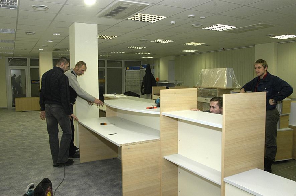 Pasta centrā «Bauska» strādnieki montē jaunās mēbeles. Kad darbi būs pabeigti, telpas atvērs apmeklētājiem. 
Autors: Ivars Bogdanovs