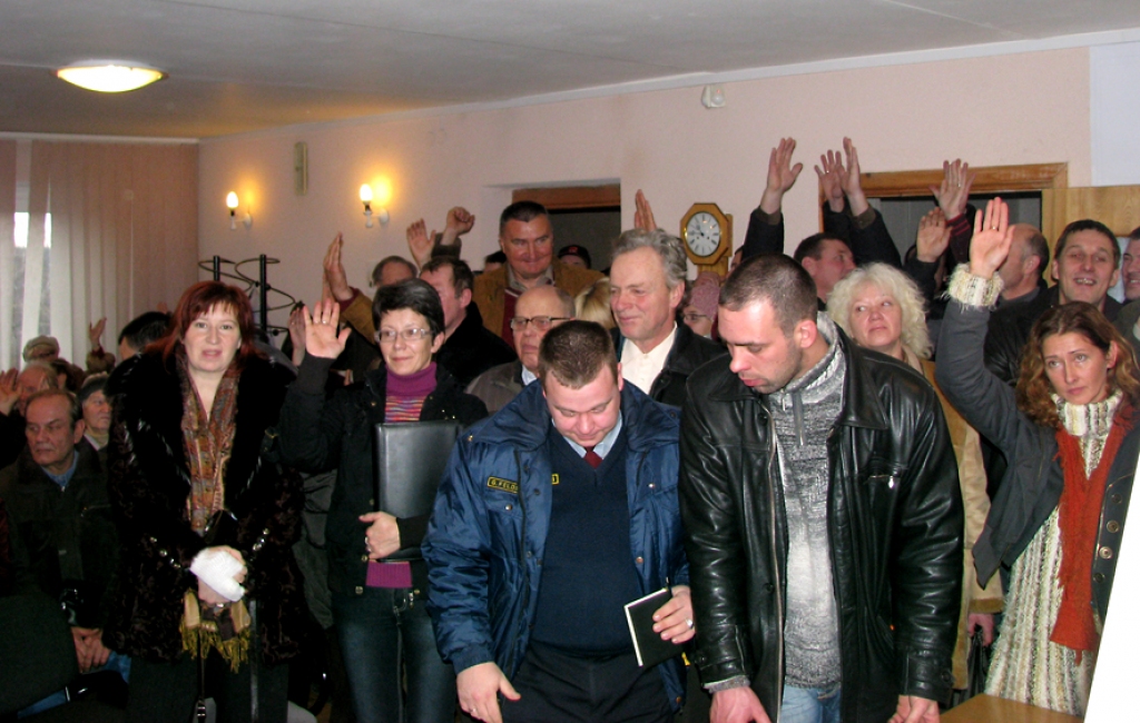 Paceļot rokas, iecavnieki atbalsta paredzamā apvedceļa pārvietošanu vēl vairāk uz austrumiem no Iecavas. Viņi vēlas, lai maģistrāle virzītos vairāk pa mežu un mazāk skartu apdzīvotās vietas.
Autors: Ivars Bogdanovs