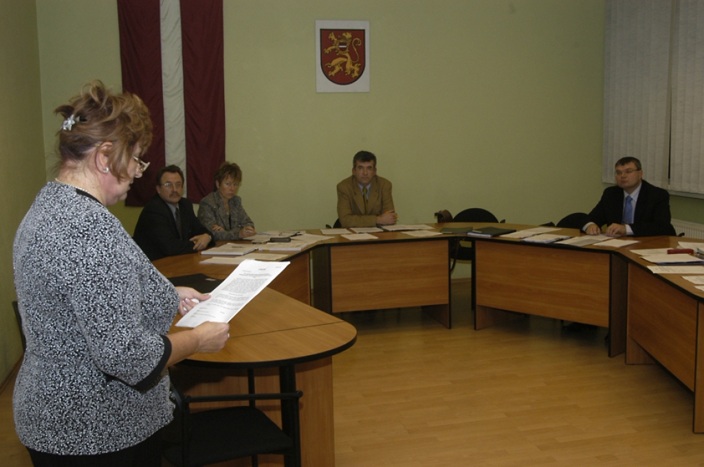 Izglītības, kultūras un sporta jautājumu komitejas sēdē deputāti nolemj uzdot 2. vidusskolas direktorei V. Grigorjevai (priekšplānā) izstrādāt vakara (maiņu) un neklātienes izglītības apguves programmu. 
Autors: Ivars Bogdanovs