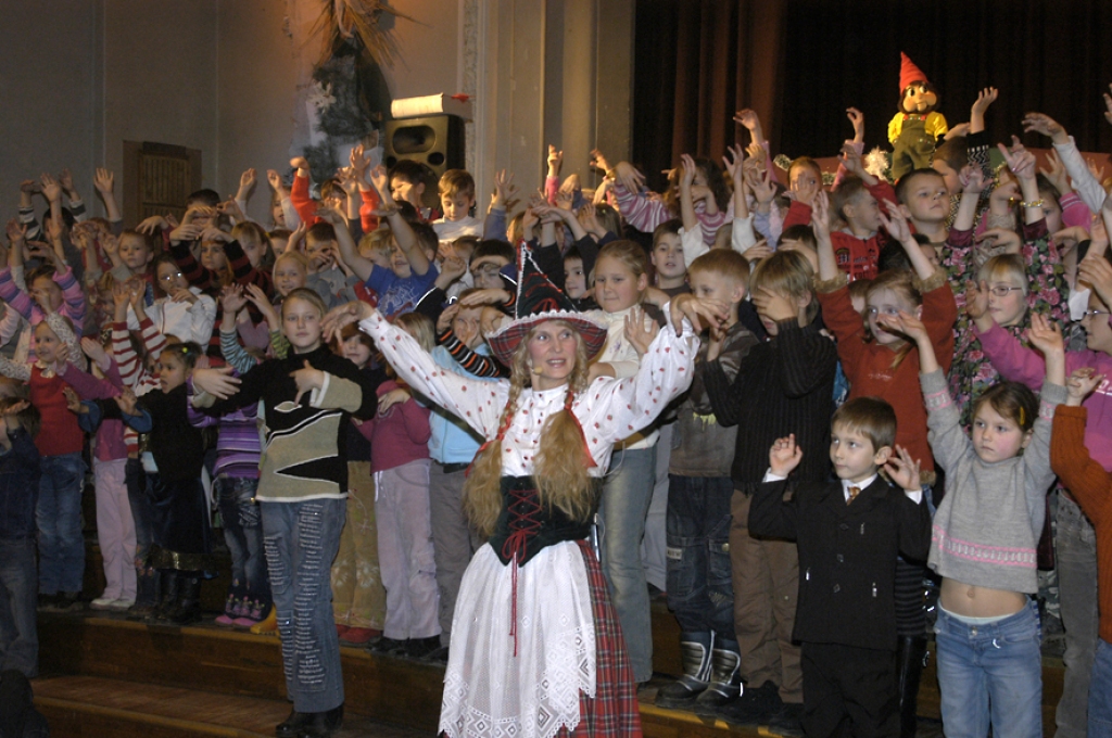 Kopā ar bērniem rūķu kompānija pušķoja egli, vārīja putriņu, devās ciemos uz mājām un sagaidīja Ziemassvētkus. 
Autors: Ivars Bogdanovs