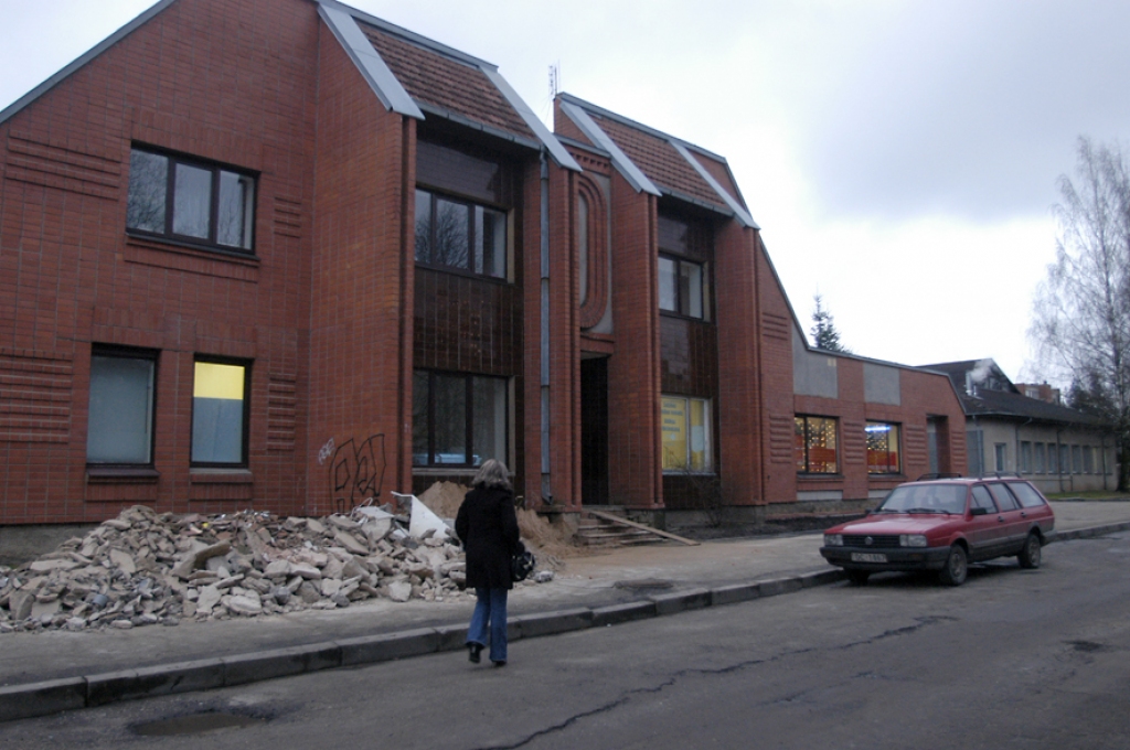 Par celtniecības darbiem šajā ēkā liecina tās priekšā izvietotā būvgružu kaudze. Iepriekš telpās atradās frizētava, bet jau nākošgad šeit tiks izvietota rehabilitācijas nodaļa.
Autors: Ivars Bogdanovs