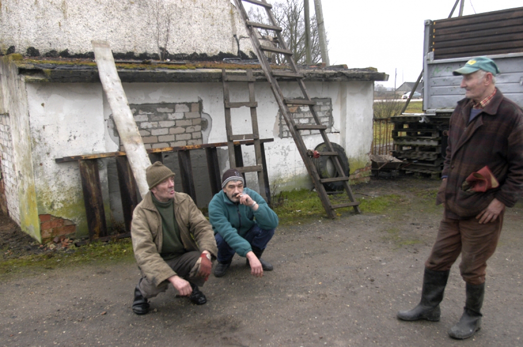 Svitenieki Alberts Grigonis (no kreisās), Anatolijs Mihailovs un Jānis Gaižutis pret lielo politiku izturas vienaldzīgi. Nabadzīgajam  Svitenes pagastam neesot nekādas jēgas, neesot arī atšķirības, kur dzīvot – Bauskas vai Rundāles novadā.
Autors: Ivars Bogdanovs