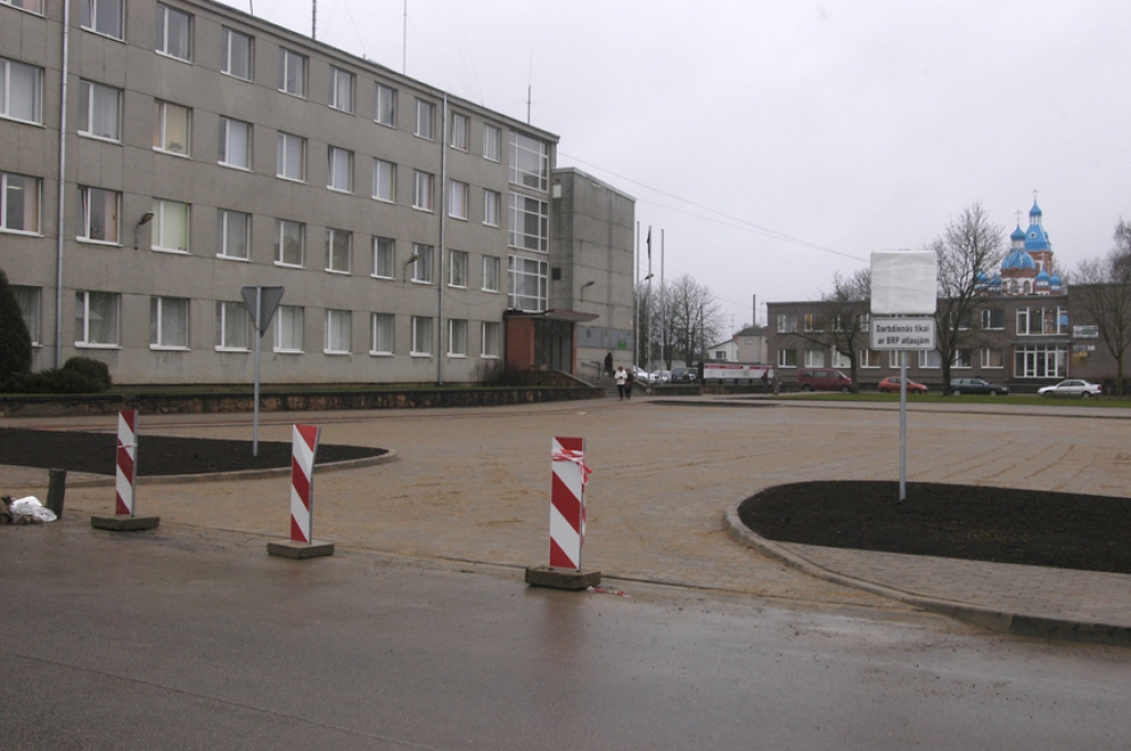 Būvnieki darbus laukumā pretim rajona Padomei pabeiguši. Drīz te varēs novietot automobiļus. Te darbdienās drīkstēs stāvēt tikai tie spēkrati, kuriem atļaujas izsniegs rajona Padome. 
Autors: Ivars Bogdanovs