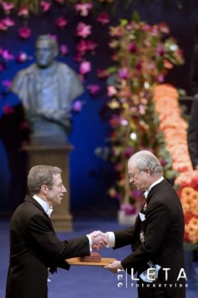  Zviedrijas karalis Karls XVI Gustavs (pa labi) piešķir Nobela prēmiju ekonomikā amerikāņu zinātniekam Ērikam Maskinam.
Autors: AFP/LETA