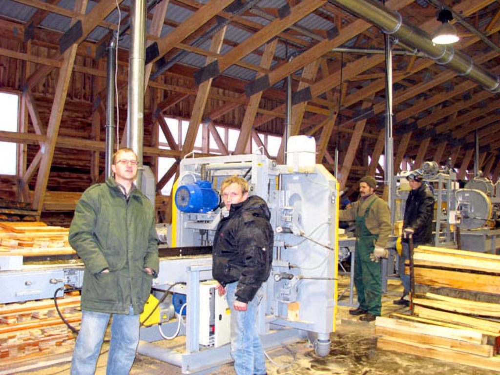 «PK mežs» vadītājs Edgars Keičs (pirmais no kreisās) min ceha īpatnības: «Izvirzītais mērķis bija komercdarbības modernizācija atbilstoši darba aizsardzības standartprasībām. Cehs ir siltāks, cilvēki slimo mazāk, iekārtas ir jaunas un labi piemērotas darbam.»
Autors: Juris Iļņickis