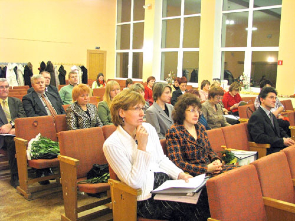 Projekta «Izglītots iedzīvotājs Iecavas novada attīstībai» noslēguma konferences dalībnieki pulcējušies vidusskolas zālē.
Autors: Vilnis Auzāns