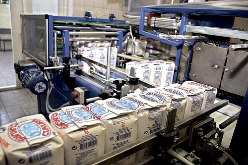 Konkurences padome pieņēmusi lēmumu atļaut Dānijas uzņēmuma «Danisco Sugar» izmantot akciju sabiedrības «Jelgavas cukurfabrika» patentēto zīmolu «Jelgavas cukurs». Jelgavas uzņēmuma vadība gan par it kā gaidāmajām pārmaiņām dzird pirmo reizi, informē «Zemgales Ziņu» portāls.
Autors: Foto no laikraksta «Zemgales Ziņas» arhīva