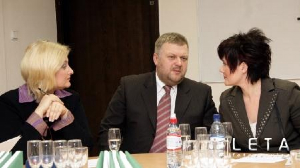 Eirodziesma 2008 projektu vadītāja Iveta Lepeško (no kreisās), Ventspils pilsētas domes izpildirektora p.i. Aldis Ābele un LTV1 direktore Baiba Šmite piedalās 