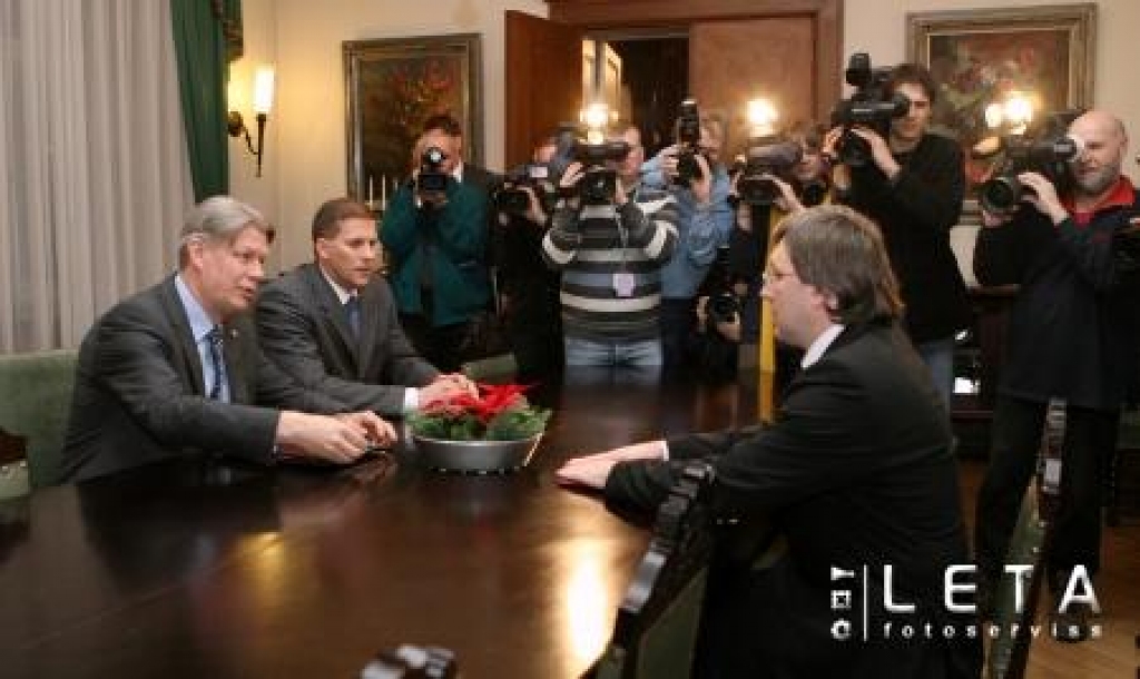 Valsts prezidents Valdis Zatlers (no kreisās) un Tautas partijas izvirzītais Ministru prezidenta amata kandidāts Edgars Zalāns (no labās) tikšanās laikā Rīgas pilī.
Autors: LETA