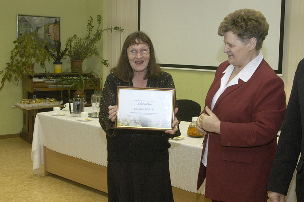 Bauskas pilsētas Domes priekšsēdētāja Ārija Gaile (no labās) pasniegusi atzinības rakstu sociālās palīdzības dienesta vadītājai Intai Baltgalvei.
Autors: Ivars Bogdanovs