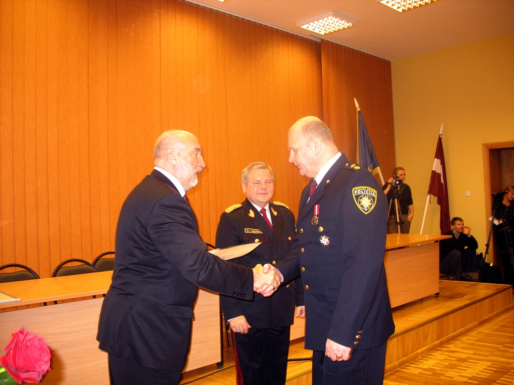 Valsts policijas Sudraba Goda zīmi Bauskas rajona Policijas pārvaldes Kriminālpolicijas biroja priekšniekam pulkvežleitnantam Sergejam Pašukovam pasniedza iekšlietu ministrs Ivars Godmanis.
Autors: Vilnis Auzāns