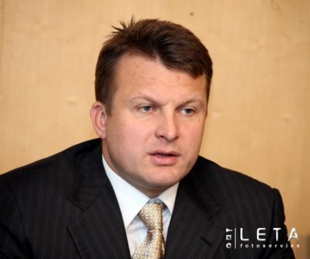 Satiksmes ministrs Ainārs Šlesers lidostā 