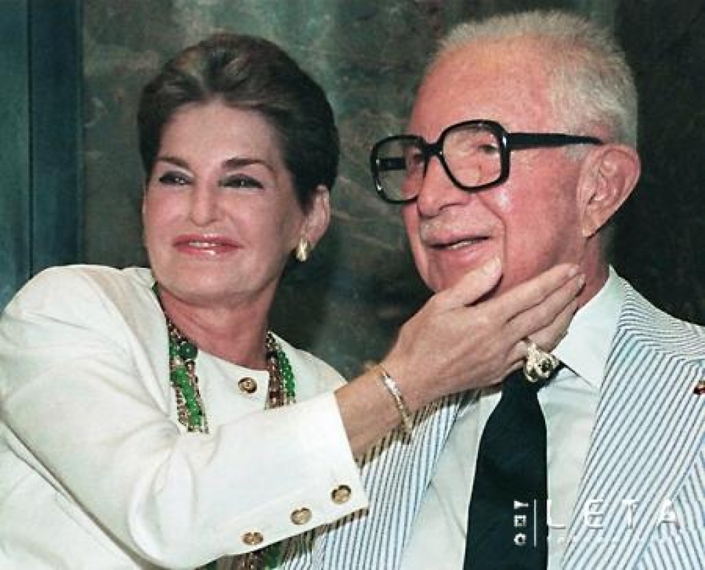 ASV luksusa viesnīcu īpašniece Leona Helmslija ar savu vīru Hariju Helmsliju 1991.gada 9.jūlijā Ņujorkā. Nekustamo īpašumu magnāte nomira 2007.gada 20.augustā 87 gadu vecumā savā mājā Grīnvičā, Konektikutā.
Autors: AFP/LETA