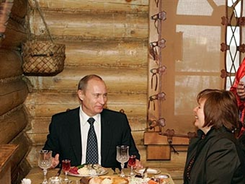 V. Putins ar dzīvesbiedri kādā no Maskavas restorāniem.
Autors: Lenta.ru