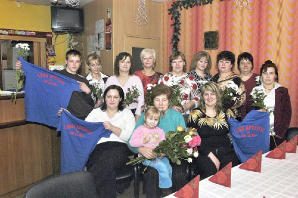 SIA «VI un KA» kolektīvs vienkopus dzimšanas dienas svinībās pirmajā Adventē.
Autors: Ivars Bogdanovs