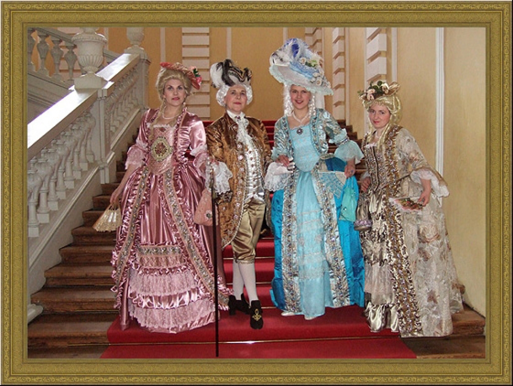 Visvairāk apmeklētāju mūsu rajonā pērn bijis Rundāles pils muzejam. Teatralizētas ekskursijas Rundāles pils viesiem sniedz arī  rundālietes Jeļenas Forsts (otrā no kreisās) vadītais uzņēmums «Eleana». 
Autors: ceremonija.lv