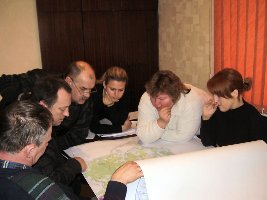 Pagasta deputāti aktīvi pēta teritoriālo plānojumu. No kreisās – Andrejs Rūtiņš-Rūtenbergs, Jānis Klāviņš, Edgars Ozoliņš, Jana Ālmane, Līga Vaira Šķiliņa, ainavu arhitekte Rita Beikmane un pagasta priekšsēdētājs Elmārs Jukonis. 
Autors: Uldus Varnevičs