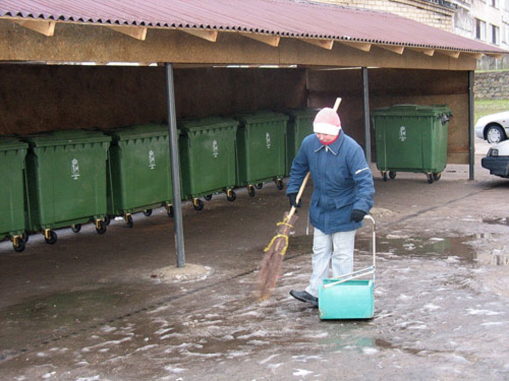 SIA «Dzīvokļu komunālā saimniecība» sētniece Rita Šuherte teic, ka pašlaik pie jaunajiem atkritumu konteineriem ar vākiem ir daudz tīrāk. Vieglākie atkritumi vairs nemētājās un nelido apkārt.
Autors: Kristīne Straujā