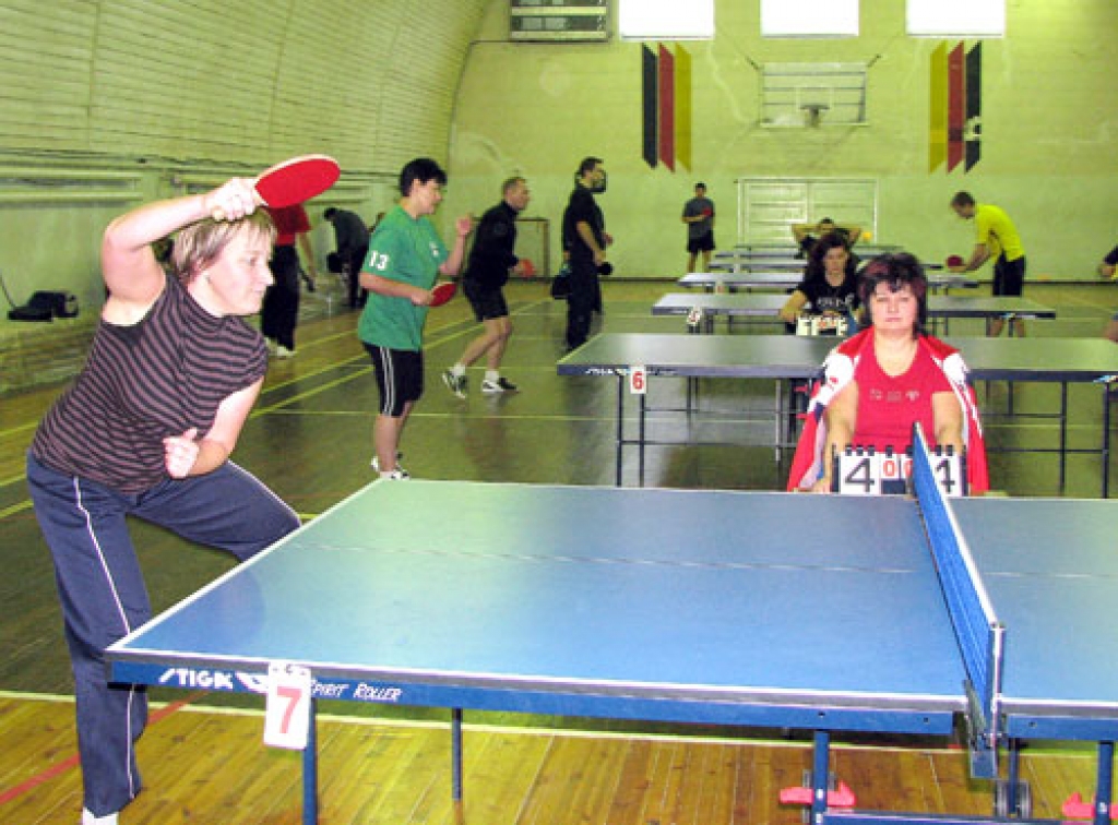 Galda tenisa sacensībās punktus savāca astoņas komandas. Anita Velmunska (no kreisās) palīdzēja skolu sportistiem izcīnīt godalgoto trešo vietu.
Autors: Juris Iļņickis