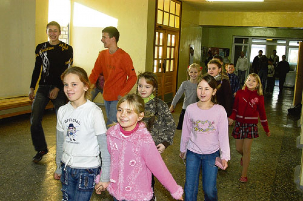 Kopš Pilsrundāles vidusskolā ir sava apkure, apšūtas ārsienas, ielikti jauni logi, bērniem un pedagogiem vairs nav jādrebinās.
Autors: Ivars Bogdanovs