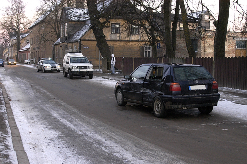 Sadursmē uz Rīgas ielas bojāti divi automobiļi – «VW Golf» un «Ford». 
Autors: Ivars Bogdanovs