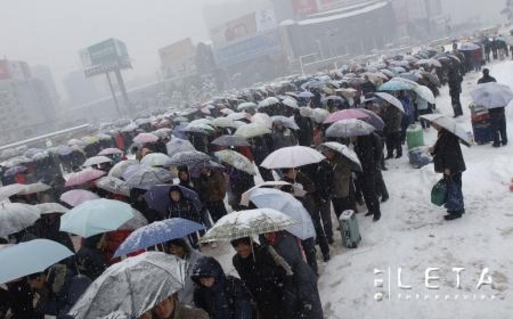 Pasažieri sniegputenī gaida aizkavējušos vilcienu Ķīnas austrumu pilsētā Hefejā. Ķīnas vidieni un dienviddaļu skāris spēcīgākais sniegputenis un aukstums vairāku desmitu gadu laikā, izraisot plašu haosu automašīnu, dzelzceļa un lidmašīnu satiksmē laikā, kad miljoniem ķīniešu steidz mājup uz Jaunā gada brīvdienām.
Autors: AFP/LETA
