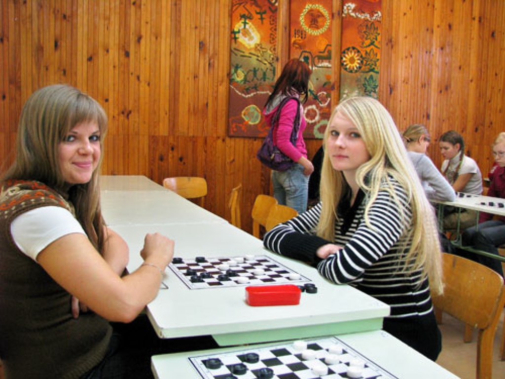 Bauskas rajona dambretistes Iveta Ručkanova (no kreisās) un Arta Andreļūna izcīnīja godalgotas vietas arī Zemgales reģiona dambretes sacensībās, kas Bauskā  notika vienlaikus ar Latvijas skolēnu sporta spēlēm.
Autors: Juris Iļņickis