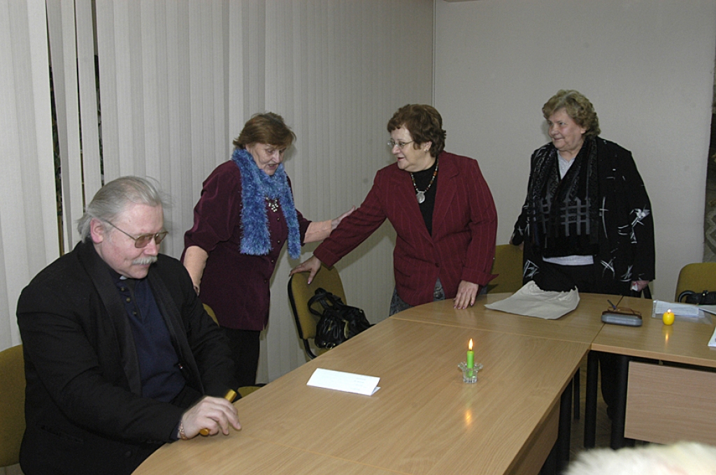 Saeimas deputātei Aijai Barčai un LPF priekšsēdētāja Ainai Verzei LPF Bauskas pensionāru valdes sagatavoto rezolūciju ar prasībām un ieteikumiem nodeva priekšsēdētāja Margarita Gaile. 
Autors: Ivars Bogdanovs