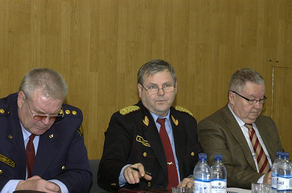 Ar Bauskas RPP darbiniekiem runā Jelgavas pilsētas un rajona Policijas pārvaldes priekšnieks Haralds Dauginovičs (no kreisās), Valsts Policijas priekšnieks Aldis Lieljuksis un Zemgales tiesu apgabala prokuratūras virsprokurors Pāvils Cvetkovs. 
Autors: Ivars Bogdanovs