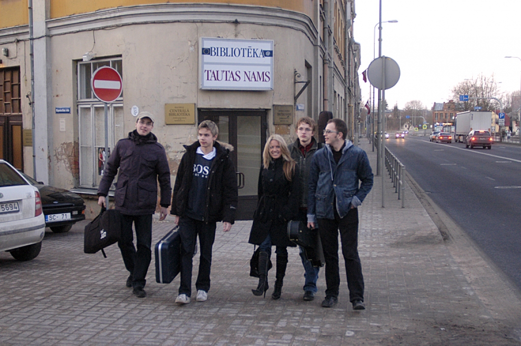 Bauskas grupa «Medo» ceļā uz Ventspili, kur paredzēta mūziķu līdz šim nozīmīgākā uzstāšanās.
Autors: Ivars Bogdanovs