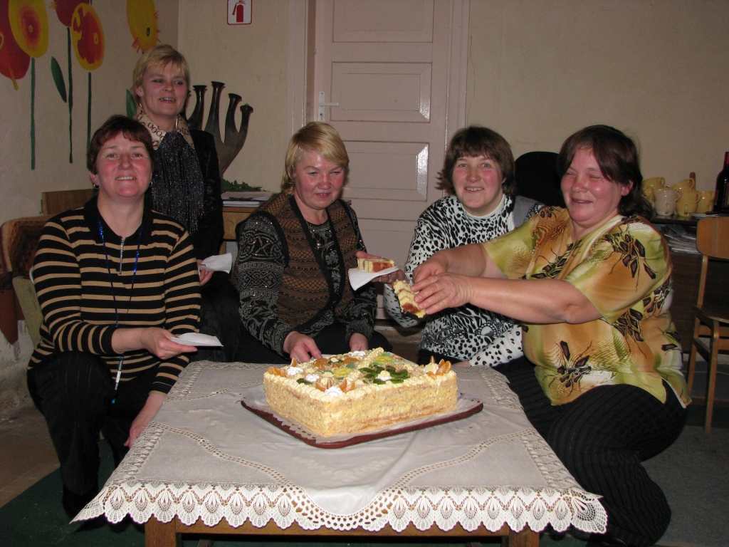 Mācību noslēgumā pēc sertifikātu saņemšanas skaistkalnietes un bārbelietes kavējās pie cienasta galda, kam pašceptu torti bija gādājusi Ilga Zvilna (trešā no kreisās). Gardo kūku viņai palīdz sadalīt Olita Silakaktiņa (no labās), Zigrīda Šēpere, Sandra Goževica un Veronika Hivriča.
Autors: Juris Iļņickis