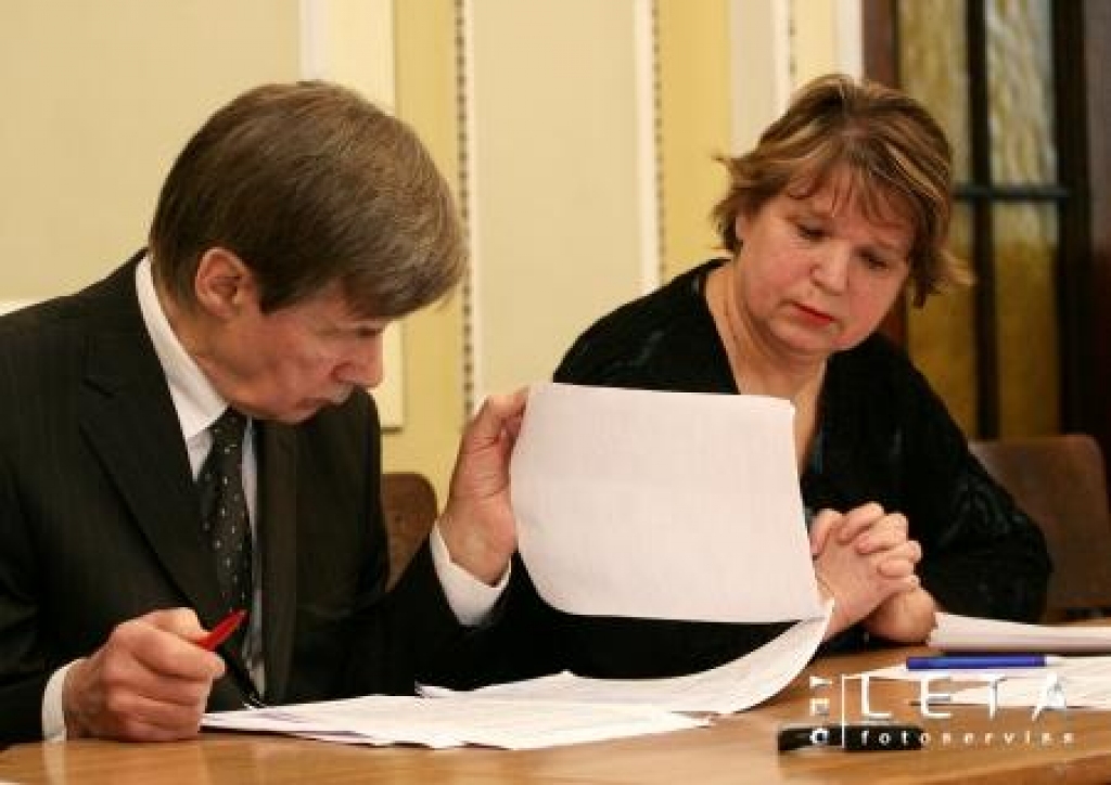 23.01.2008. Terminologs Aldis Lauzis un Latvijas Universitātes Latviešu valodas institūta pētniece Dzintra Hirša piedalās preses konferencē, kurā paziņo 2007. gada Vārdu, Nevārdu un Spārnoto teicienu.
Autors: LETA