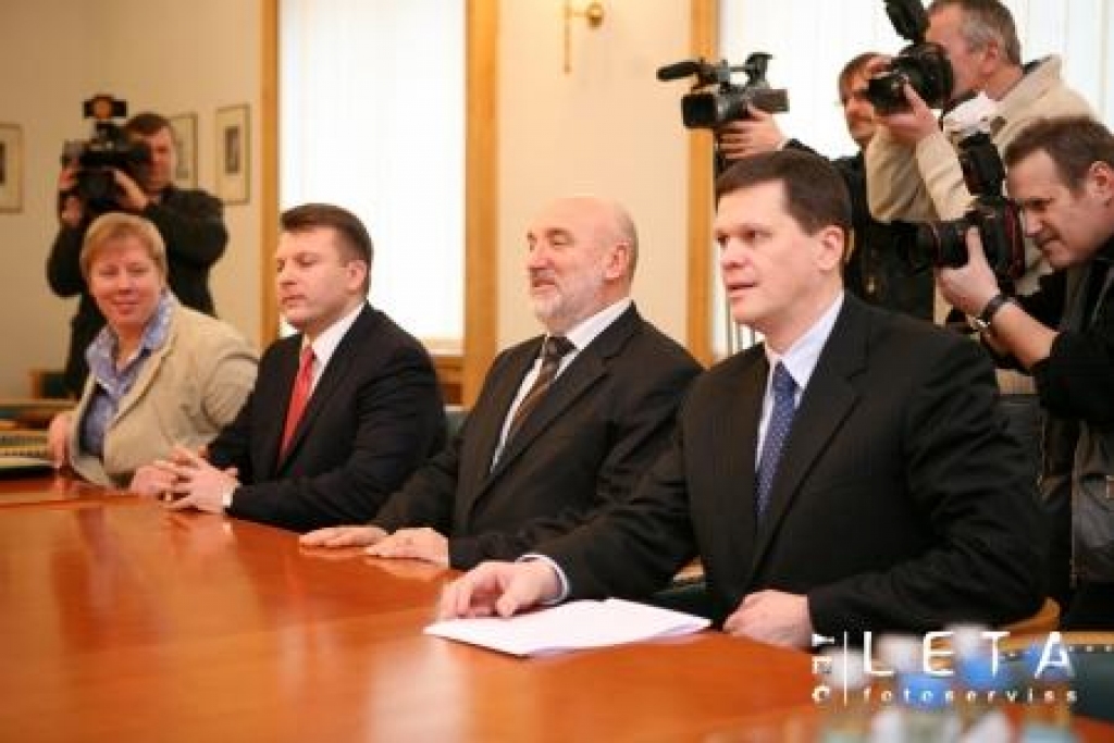 24.01.2008. Ekonomikas ministrs Kaspars Gerhards (no labās), Ministru prezidents Ivars Godmanis, satiksmes ministrs Ainārs Šlesers un premjera padomniece Ilze Pētersone tikšanās laikā ar SIA 