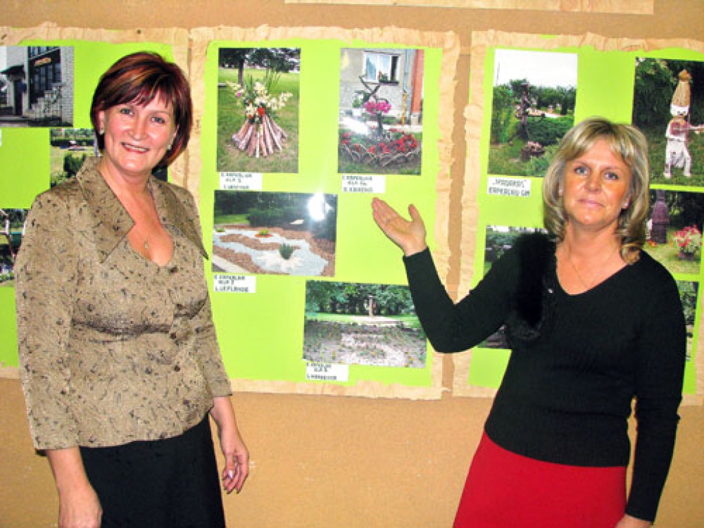 Daudzdzīvokļu māju nominācijā ēka E. Kapkalna ielā 1a ieguva 1. vietu. Tās iedzīvotājas Agrita Kairēna (no kreisās) un Viola Krūmiņa pie galerijas rāda nama foto.
Autors: Ivars Bogdanovs