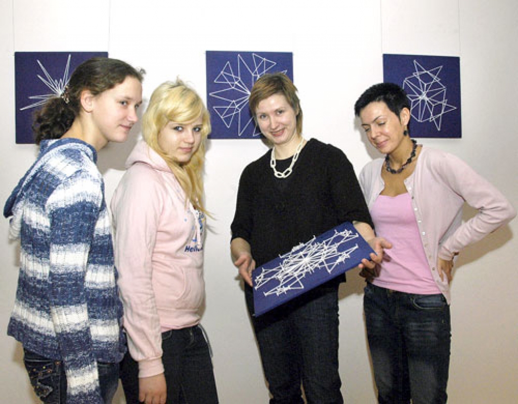 Vizuāli plastiskās mākslas programmas audzēknes Zane Gulbe un Vita Mežale, skolotāja Antra Gustsone un programmas vadītāja Anda Sproģe demonstrē sniegpārslu atdarinājumu variāciju.
Autors: Ivars Bogdanovs