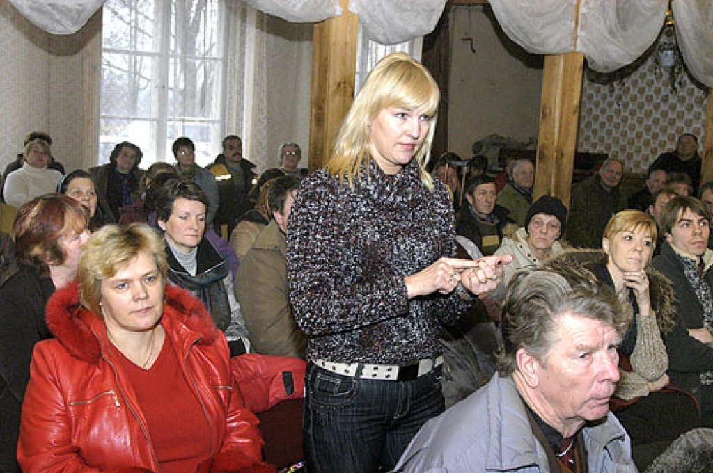 Sapulces dalībniece bārbeliete, mājas «Zemitāni» iemītniece Ivita Elksne (vidū)  bija sašutusi: «Kāpēc mums atteica iespēju privatizēt dzīvokļus «Zemitānu» mājā, bet Oksana Buza drīkstēs to darīt?» 
Autors: Ivars Bogdanovs