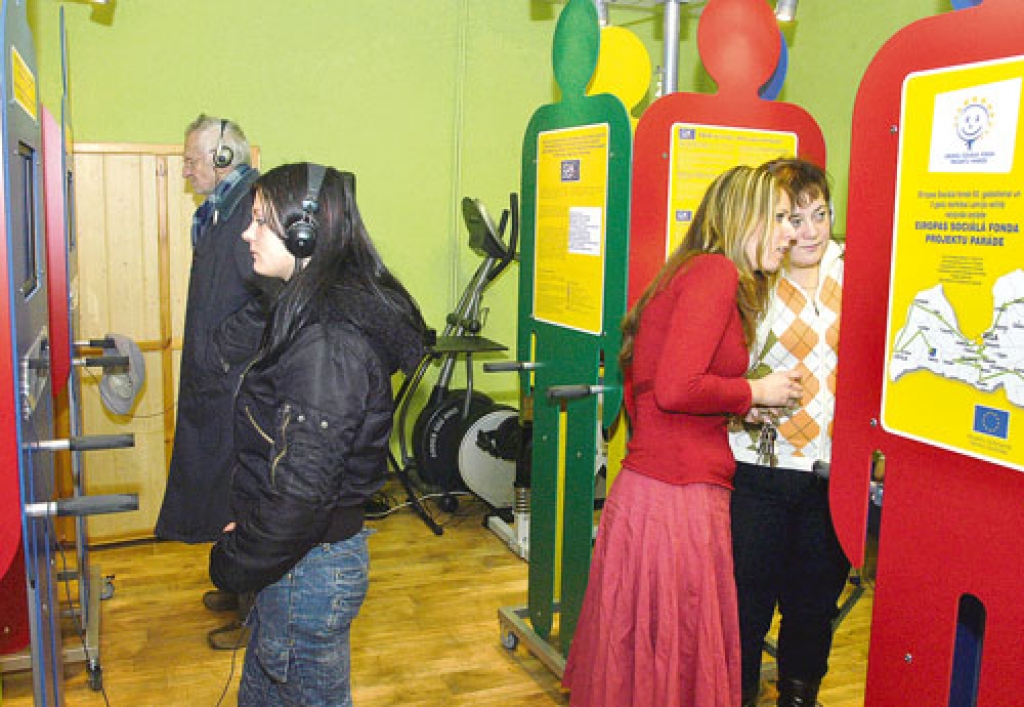 Iecavas veselības un sociālās aprūpes centrā izstādē par  ESF projektiem noderīgu informāciju atrada gan pusaudze Svetlana Jermakova (no krerisās), gan pensionārs Valdis Astenieks, arī iecavnieces Dace Gargurne un Arta Manuša. Bauskas Domes centrā «Ābele» ekspozīcija apskatāma trešdien, 16. janvārī, no plkst. 12 līdz 19. 
Autors: Ivars Bogdanovs