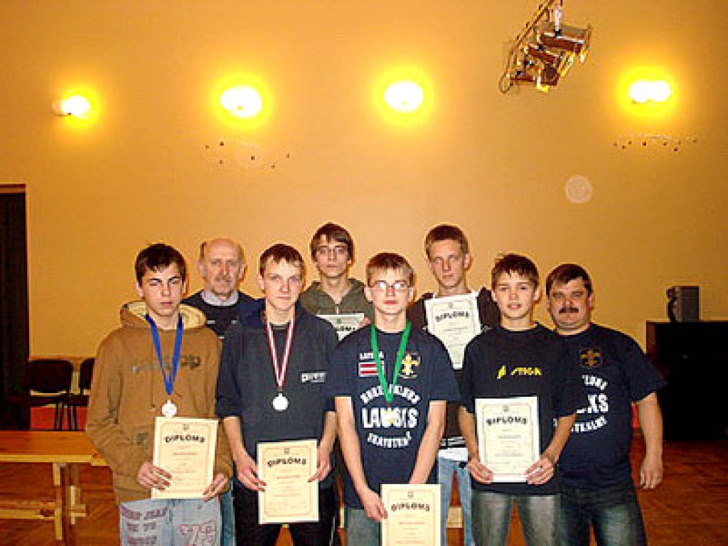 Skaistkalnes pirmā galda hokeja čempionāta laureāti. Pirmais no labās – sacensību organizators Andris Ziemelis.
Autors: www.skaistkalne.lv