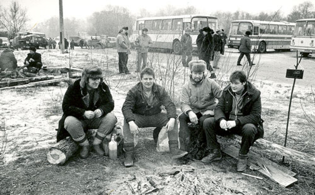 Pirms 17 gadiem cilvēki sēdēja pie ugunskuriem Rīgā, Bauskā un arī citur Latvijā. Gaidot tankus, sagaidīja brīvību. 
Autors: No arhīva