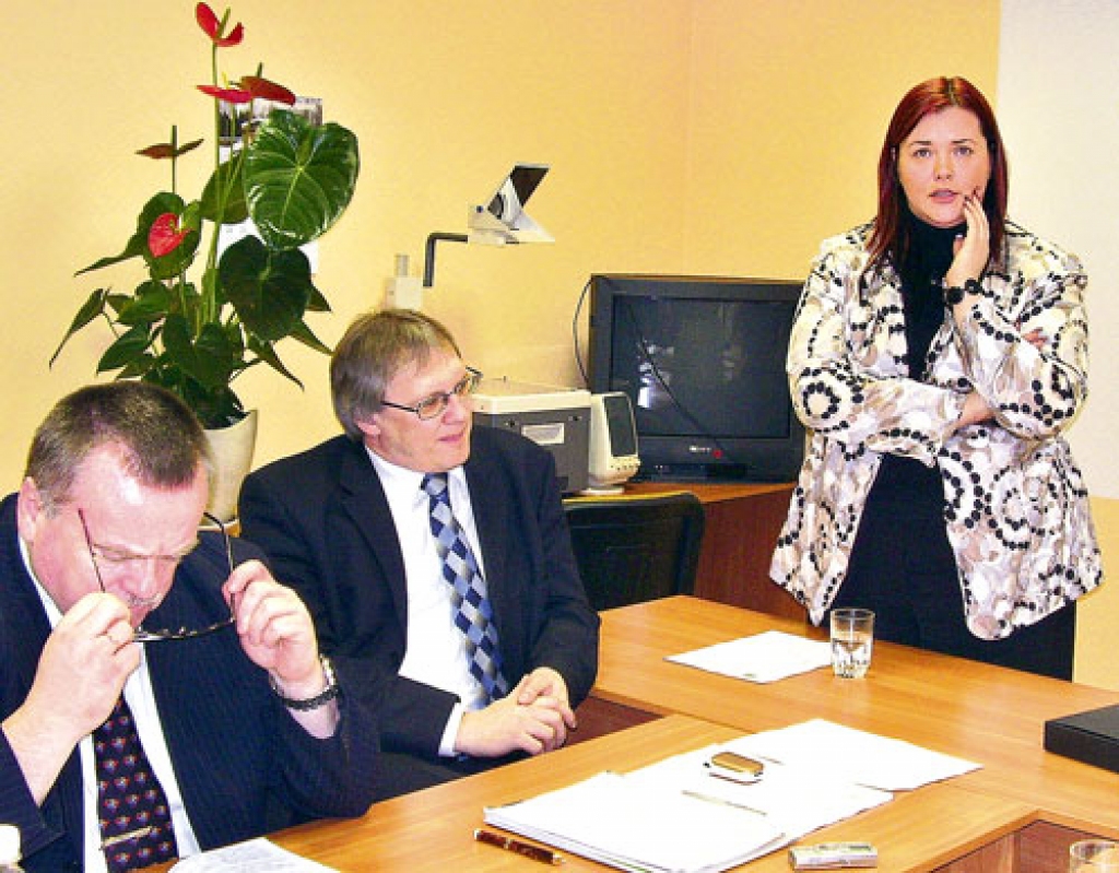 Gailīšu un Rundāles pagastu vadītāji Valdis Veips (no kreisās) un Aivars Okmanis ieklausās Izglītības un zinātnes ministrijas valsts sekretāra vietnieces Kristīnes Vāgneres spriedumos.
Autors: Inga Muižniece