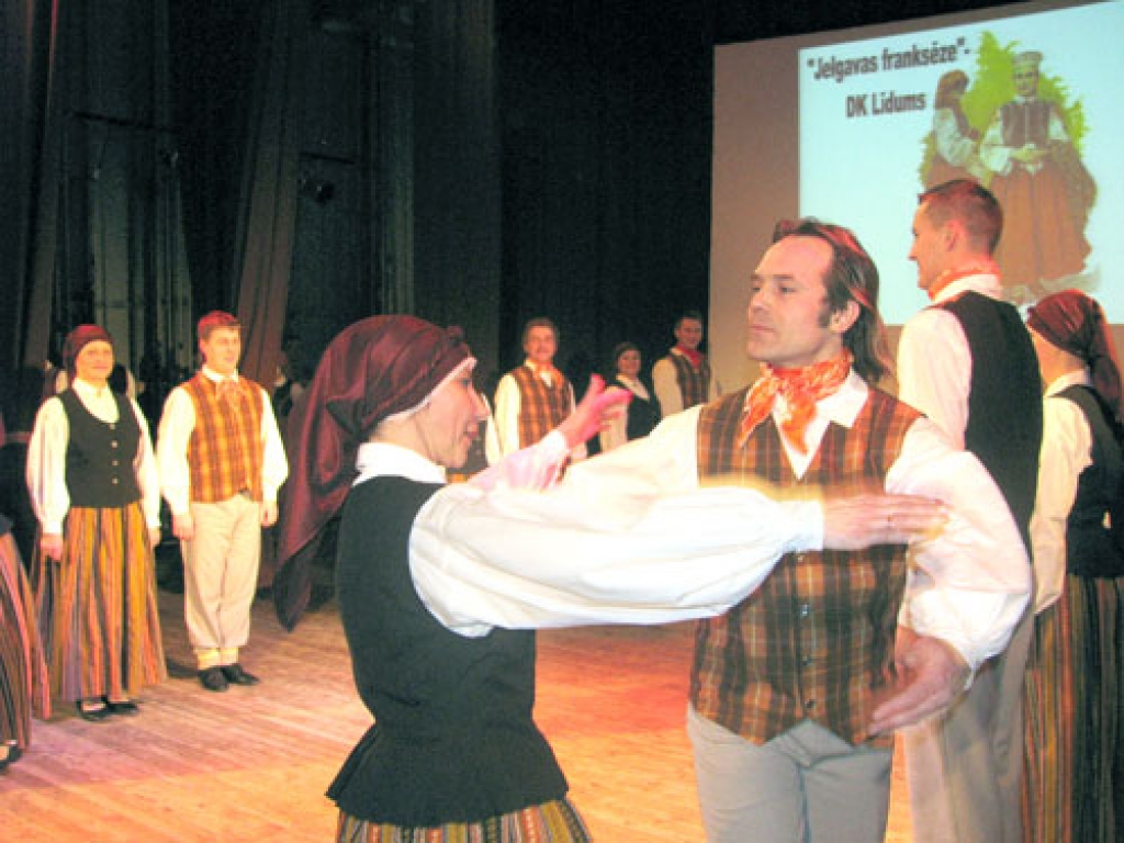 Īslīces pagasta deju kopa «Līdums» labprāt koncertē savās mājās un arī citviet. Šoreiz dejas solis vijas uz Bauskas tautas nama skatuves.
Autors: Juris Iļņickis