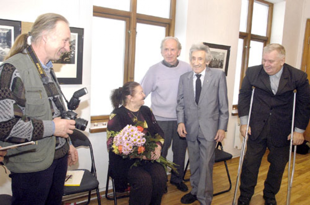 Normunda Pūķa piemiņas izstādes atklāšanā piedalījās fotomākslinieks Māris Kreitenbergs (no kreisās), meistara atraitne Aina Pūķe, fotomākslinieks Laimonis Šulcs, fotovēsturnieks Pēteris Korsaks, fotogrāfs Visvaldis Retenais.
Autors: Ivars Bogdanovs