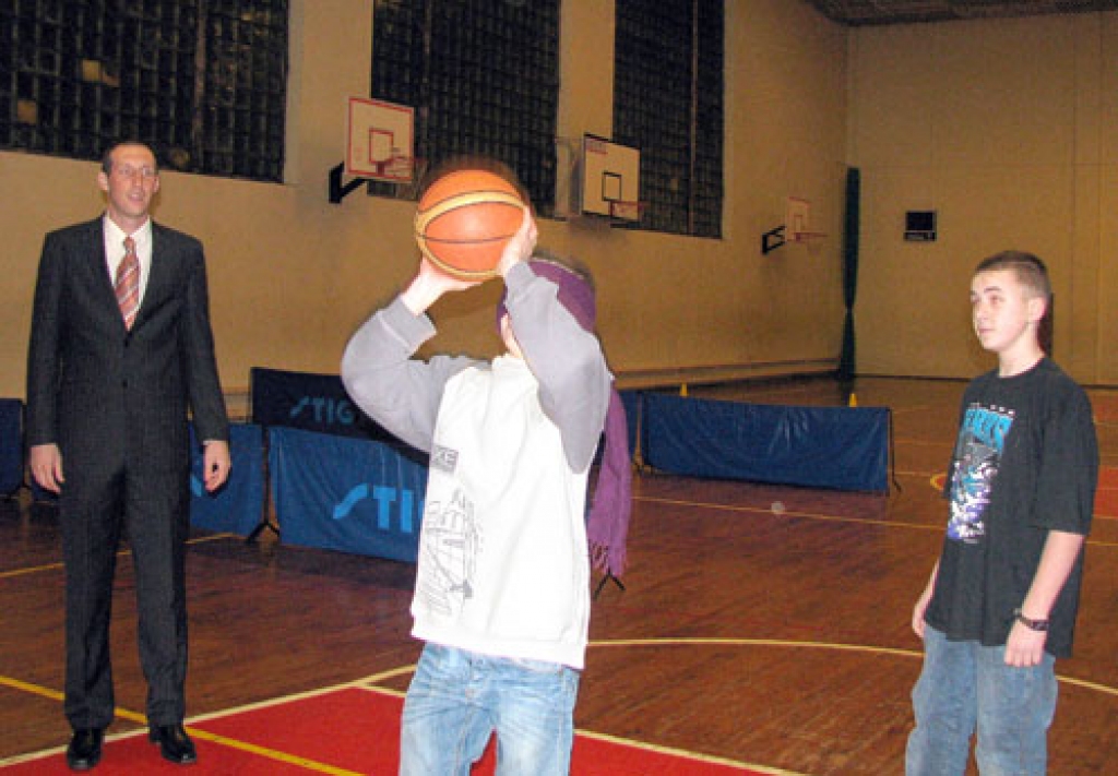 Tikai diviem puišiem izdevās iemest grozā basketbola bumbu, kad acis ir aizsietas. Metienam gatavojas Dāvis Geks, to veiksmīgi īstenojis Krists Kozlovs. Jaunāko grupu audzēkņus trenē Voldemārs Pārums (no kreisās).
Autors: Juris Iļņickis