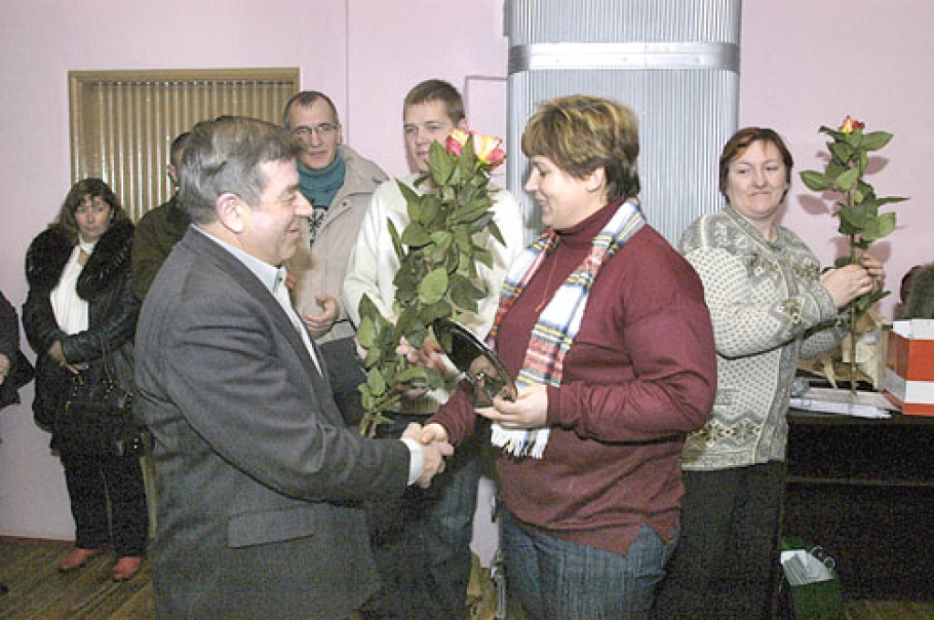 Stelpieti Aigu Saldābolu, saņemot atzinību par pagājušā gada darbu, sveica Stelpes pagasta padomes priekšsēdētājs Elmārs Jukonis.
Autors: Ivars Bogdanovs