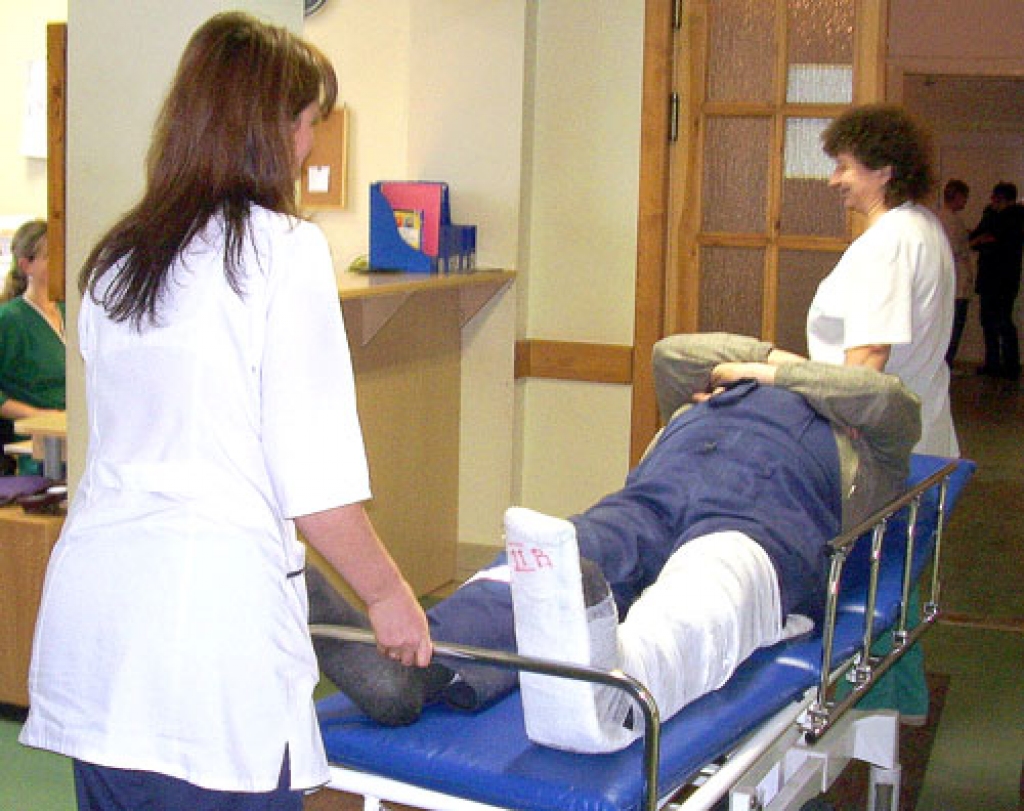 Baušķeniekam Tālim 8. janvārī darbdiena beidzās agri. Rīta pusē viņš savas darbavietas teritorijā neveiksmīgi krita un atkārtoti salauza kāju, kas bija traumēta pirms diviem gadiem. Tagad ar ģipsi un kruķiem būs jāsadzīvo vismaz sešas nedēļas, skaidro  uzņemšanas nodaļas vecākā māsa Larisa Lebeiko (no kreisās) un māsas palīdze Dale Brazule.
Autors: Inga Muižniece