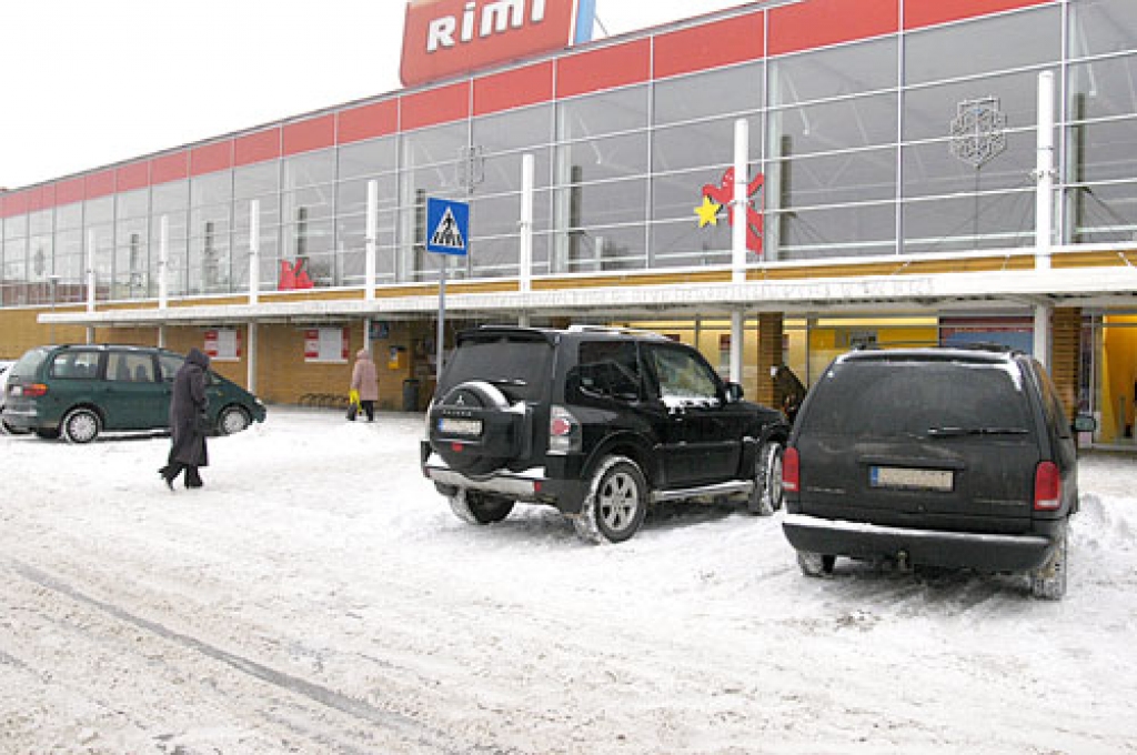 Jebkurš braucējs var novietot savu transporta līdzekli invalīdiem paredzētā stāvvietā, jo uz asfalta uzkrāsotais simbols nav redzams, savukārt ceļa zīme, kas liecinātu par ierobežojumiem, nav  uzstādīta.
Autors: Ivars Bogdanovs