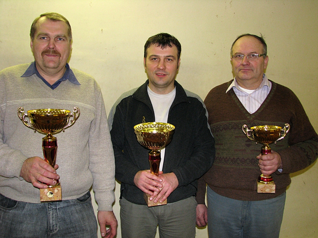 Raimonda Lineja piemiņas turnīrā otro vietu izcīnīja baušķenieks Vilnis Pelcers (no kreisās), pirmo vietu – Jelgavas rajona novusists Juris Cirvelis, trešo – brunavietis Ringolds Kaross. Interesanti, ka šajā turnīrā nevienam nav izdevies uzvarēt  divas reizes. 
Autors: Juris Iļņickis