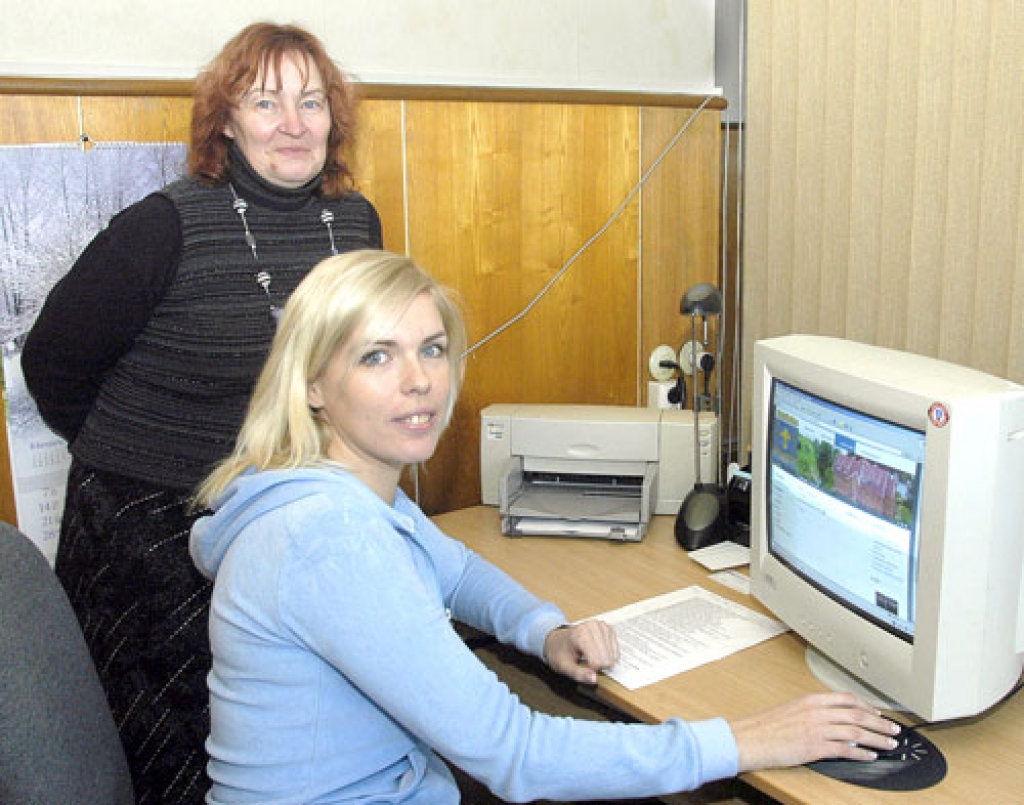 «Es tā vairāk – papīri pa gaisu, enerģijas pārpārēm. Savukārt Dace mums tāda akurāta, viss vienmēr viņai ir kārtībā. Ceru, ka precīza un interesanta būs arī viņas veidotā Skaistkalnes interneta mājaslapa,» par Daces Šileikas (no labās) veikumu teic skaistkalniete Laima Indriķe.
Autors: Ivars Bogdanovs