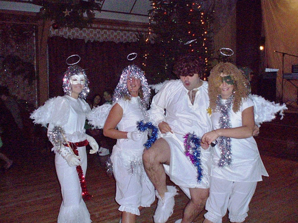 Bārbeles «eņģelīši» apgūst mazo gulbīšu deju.
Autors: Renārs Manuilovs