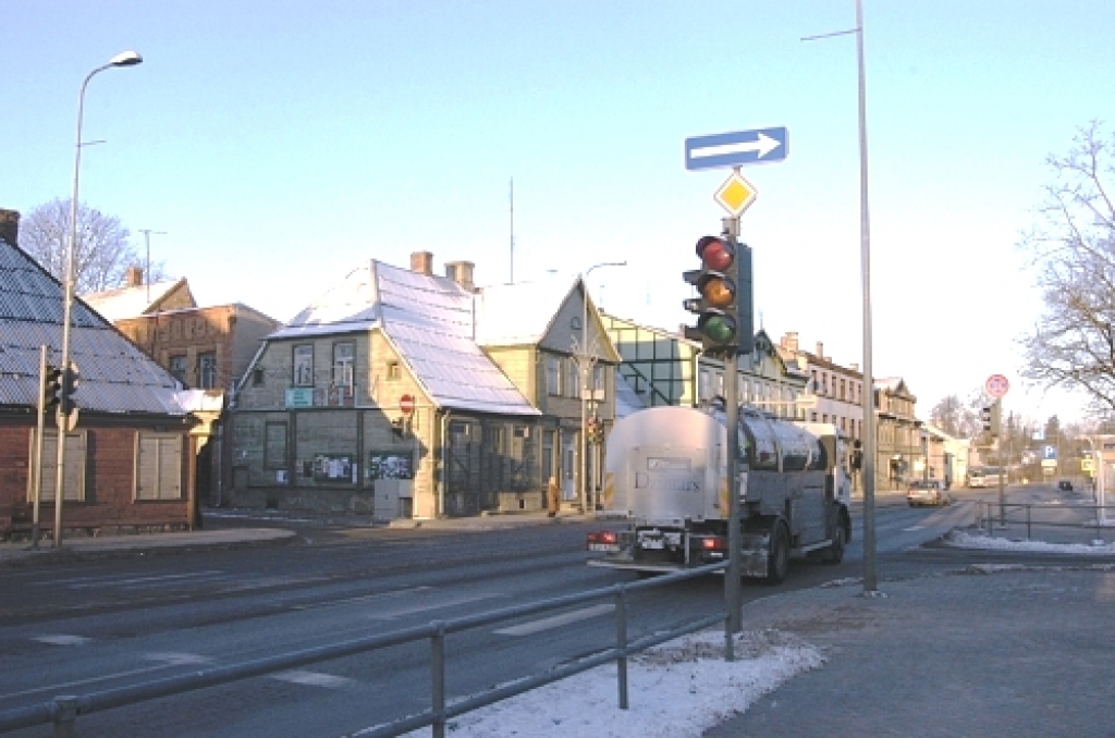 Bauska, Plūdoņa un Kalna ielas krustojums. Divdesmit  minūtēs vismaz pieci automobiļi krustojumu šķērsoja, pārkāpjot  noteikumus.
Autors: Ivars Bogdanovs